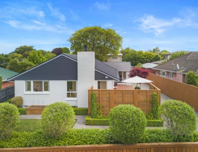 Family-Friendly, 4 Bedrooms, Home with Garden by Airport & Free Parking
